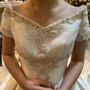 wedding dress/ball gown